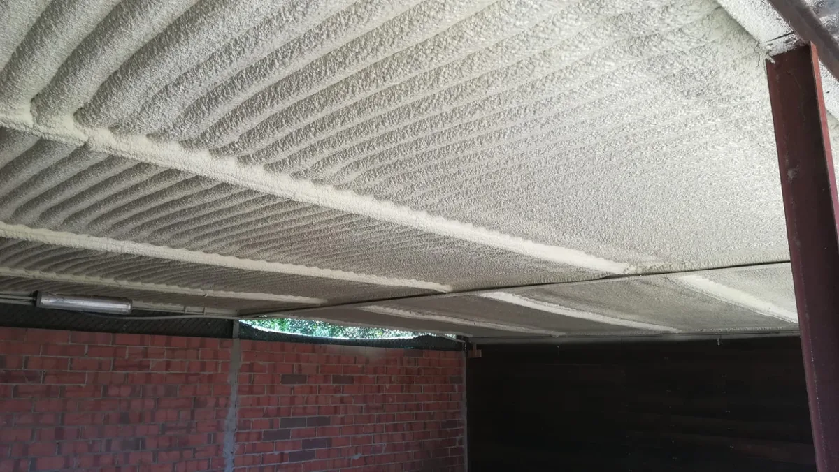 Aislamiento térmico bajo techo de chapa ondulada — foto 3