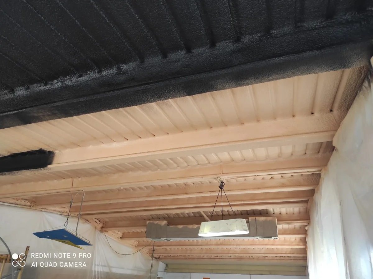 Aislamiento térmico con espuma proyectada en rocódromo — foto 2