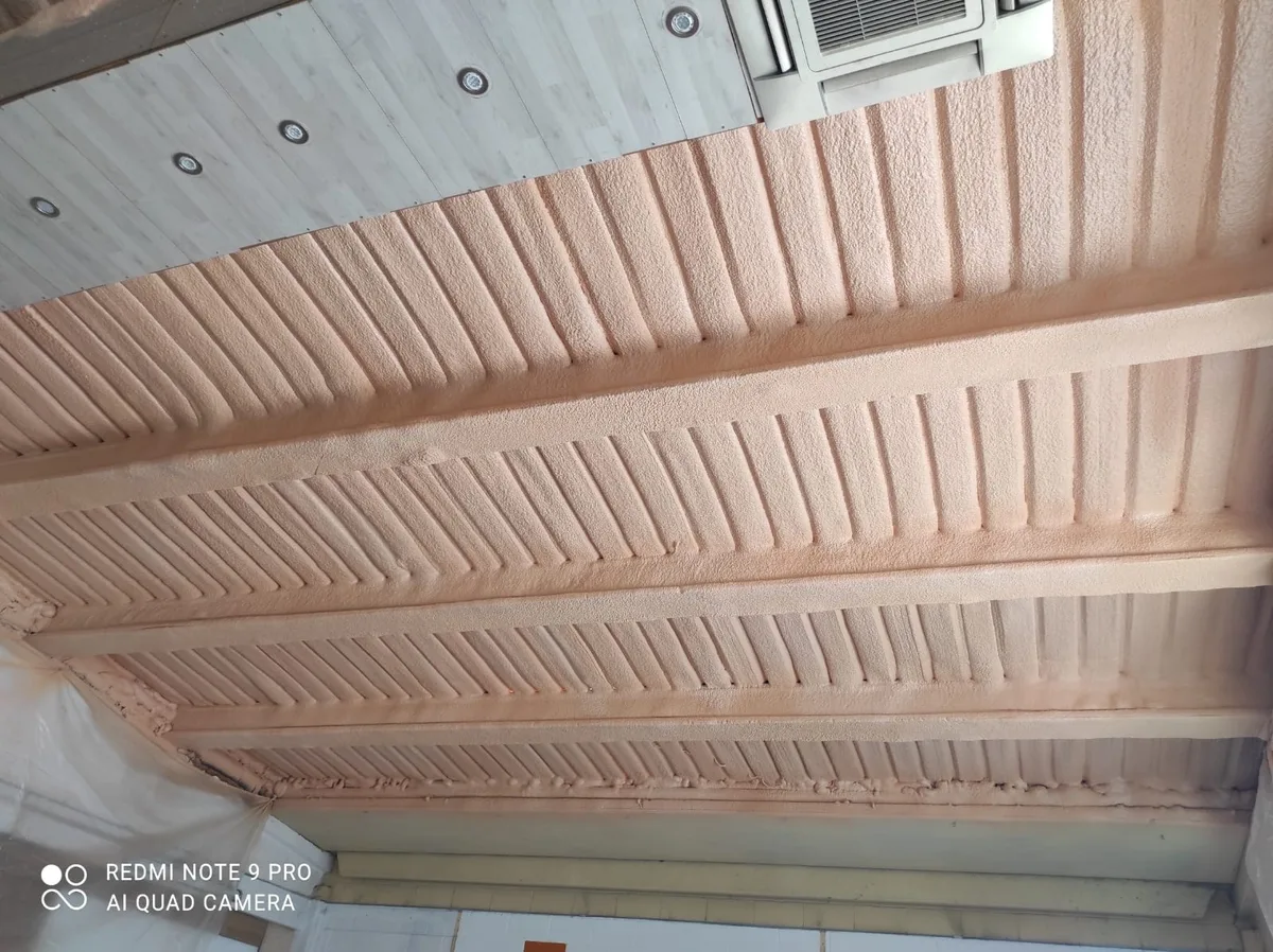 Aislamiento térmico con espuma proyectada en rocódromo — foto 3