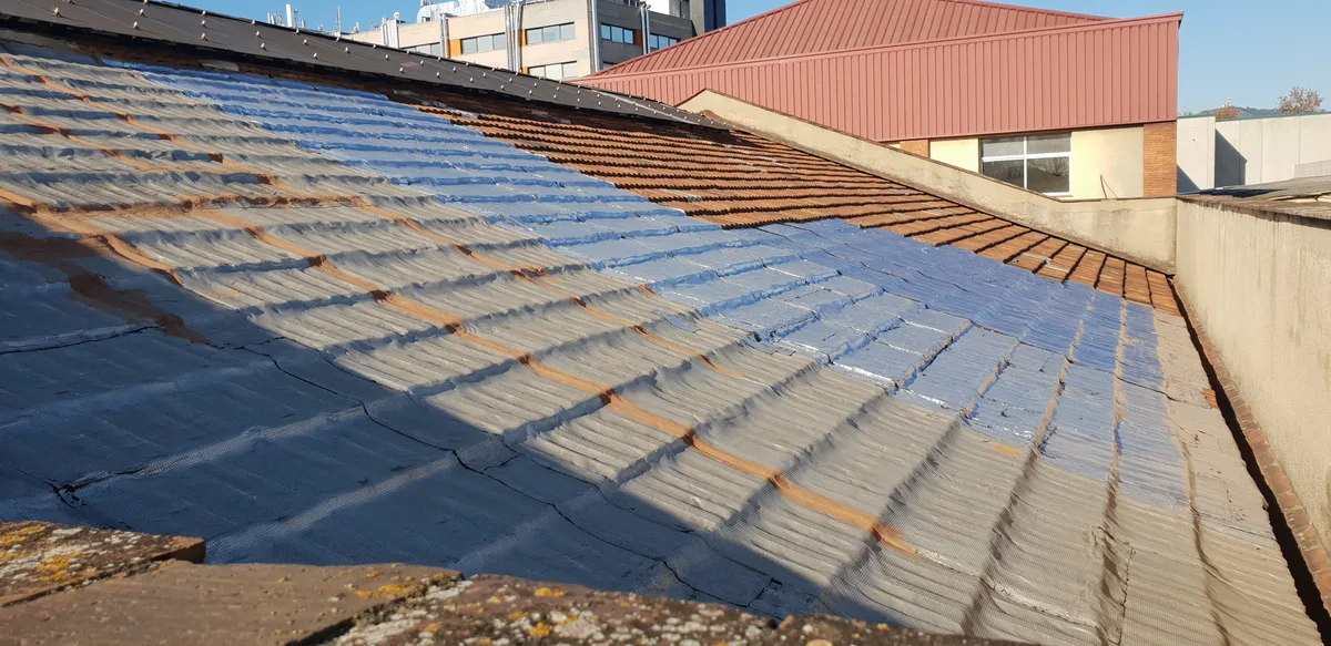 Aislamiento térmico impermeable en una cubierta de teja