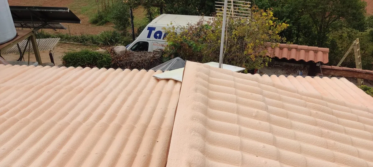 Aislamiento térmico sobre teja con poliuretano