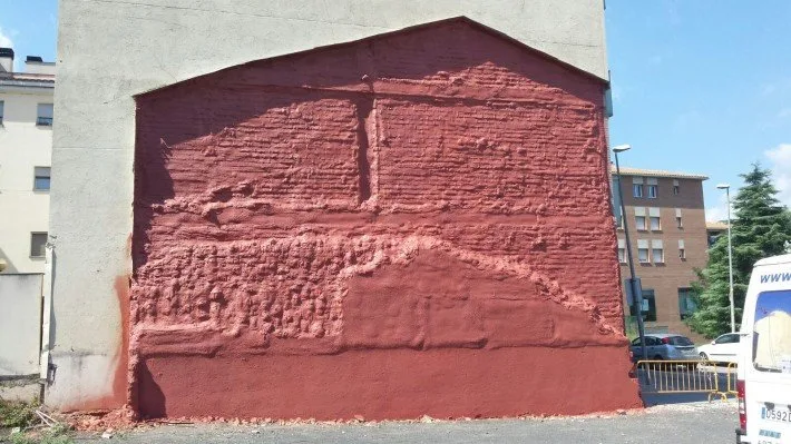 Pared medianera con revestimiento alifático