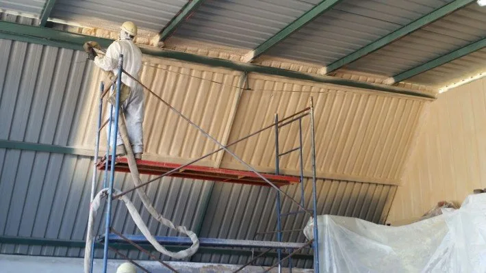 Poliuretano proyectado en una nave