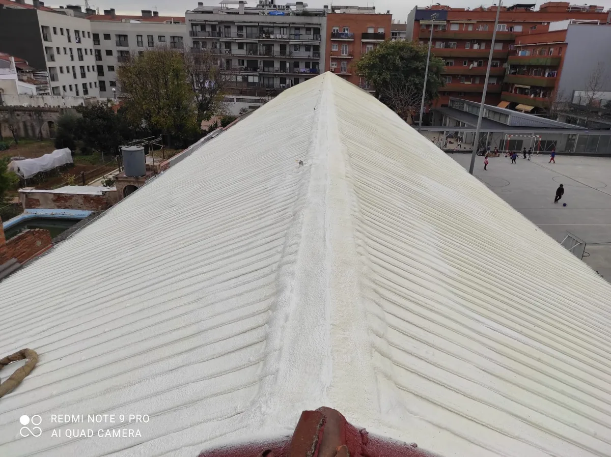 Proyección de espuma de poliuretano de alta densidad sobre cubierta simple