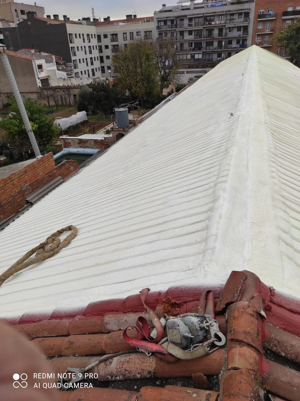 Proyección de espuma de poliuretano de alta densidad sobre cubierta simple — foto 3