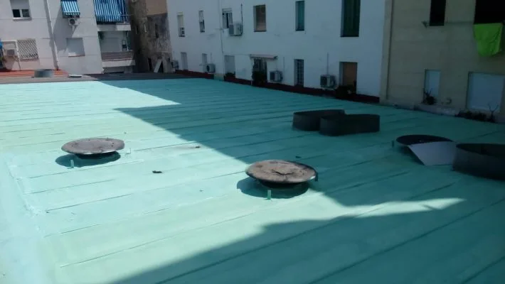 Proyección de espuma de poliuretano de alta densidad