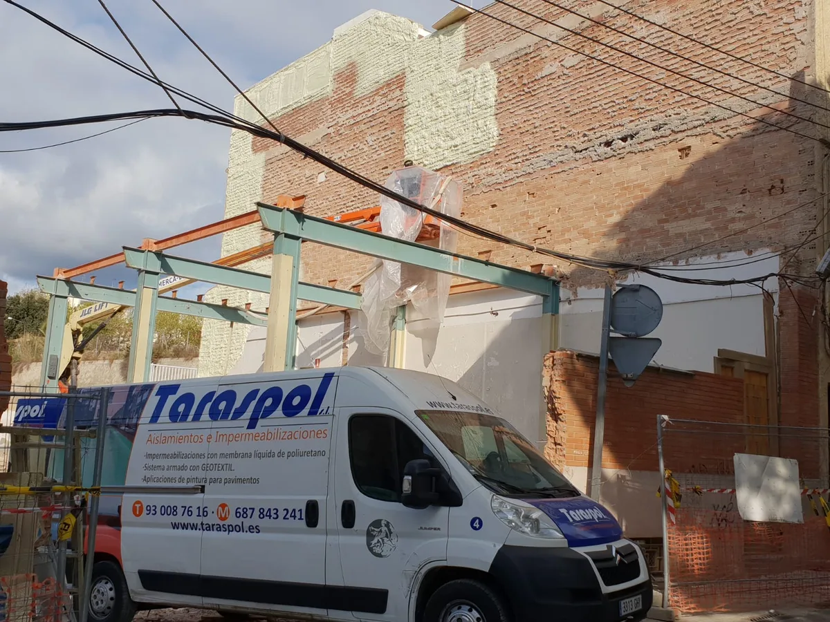 Proyección de espuma de poliuretano en pared medianera