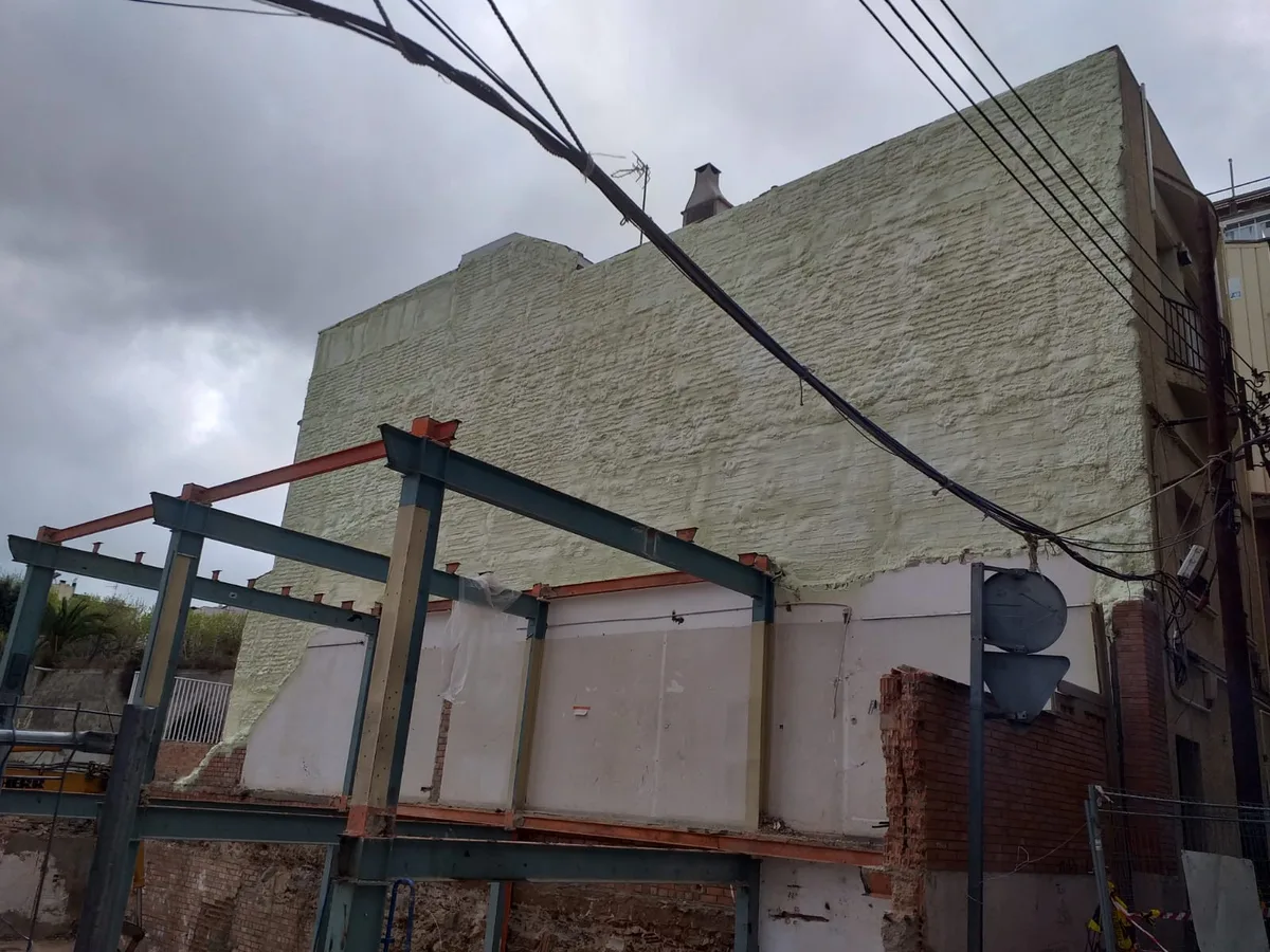 Proyección de espuma de poliuretano en pared medianera — foto 2