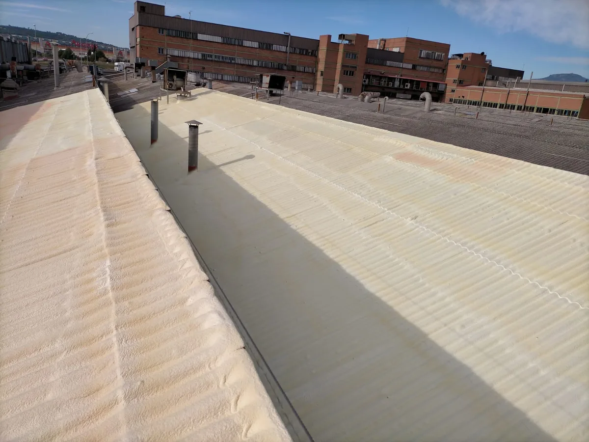 Proyección de espuma de poliuretano en una cubierta de 3000m2 — foto 1