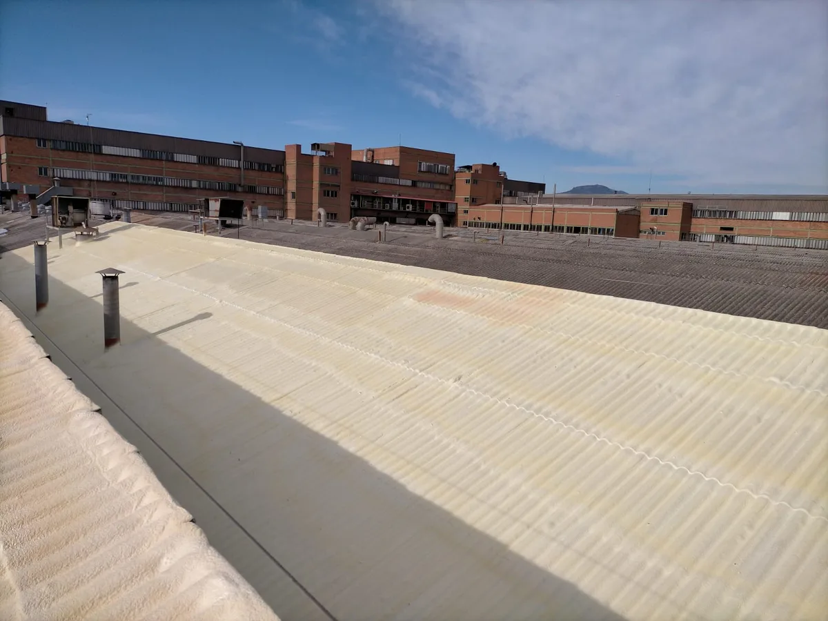 Proyección de espuma de poliuretano en una cubierta de 3000m2