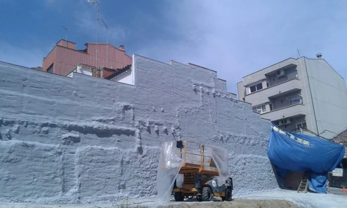 Proyección de poliuretano en una pared medianera