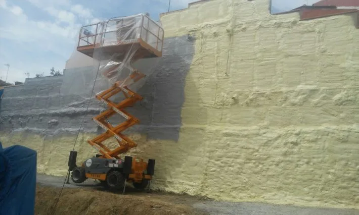 Proyección de poliuretano en una pared medianera — foto 3