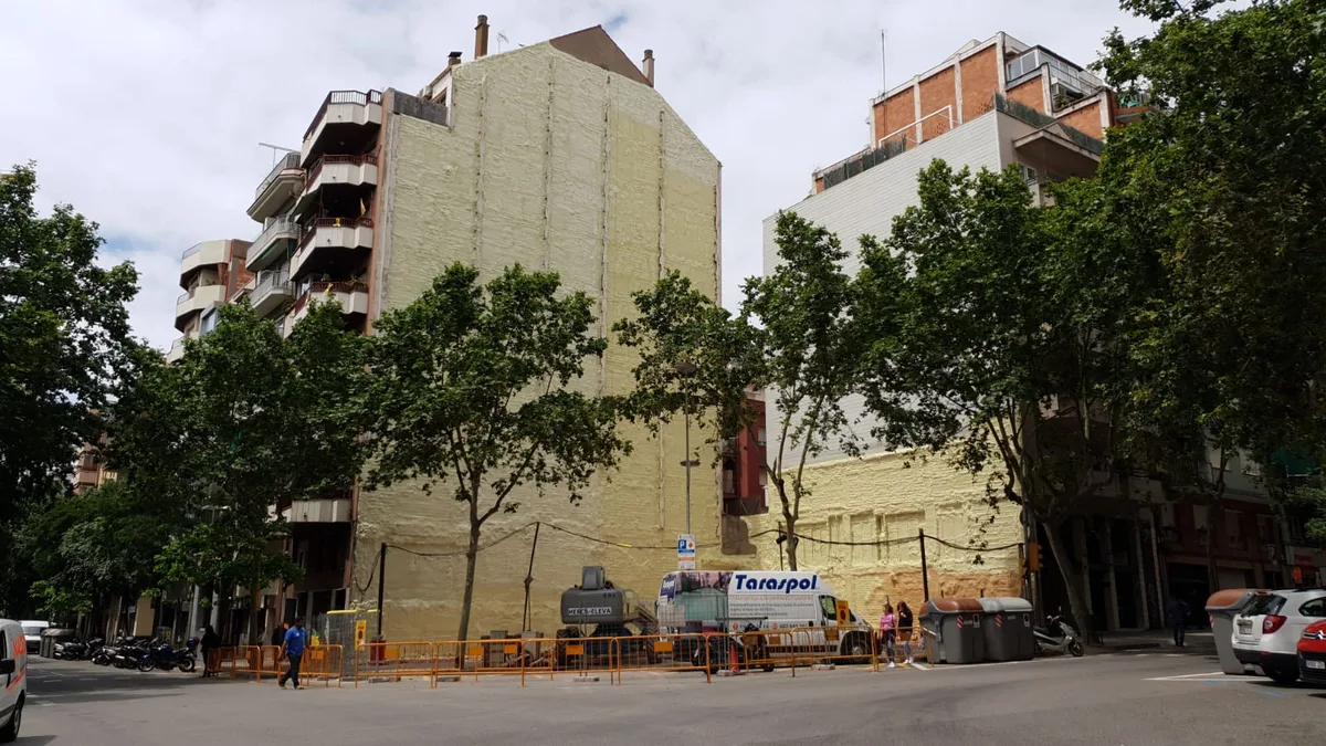 Proyección de poliuretano sobre una pared medianera en Barcelona