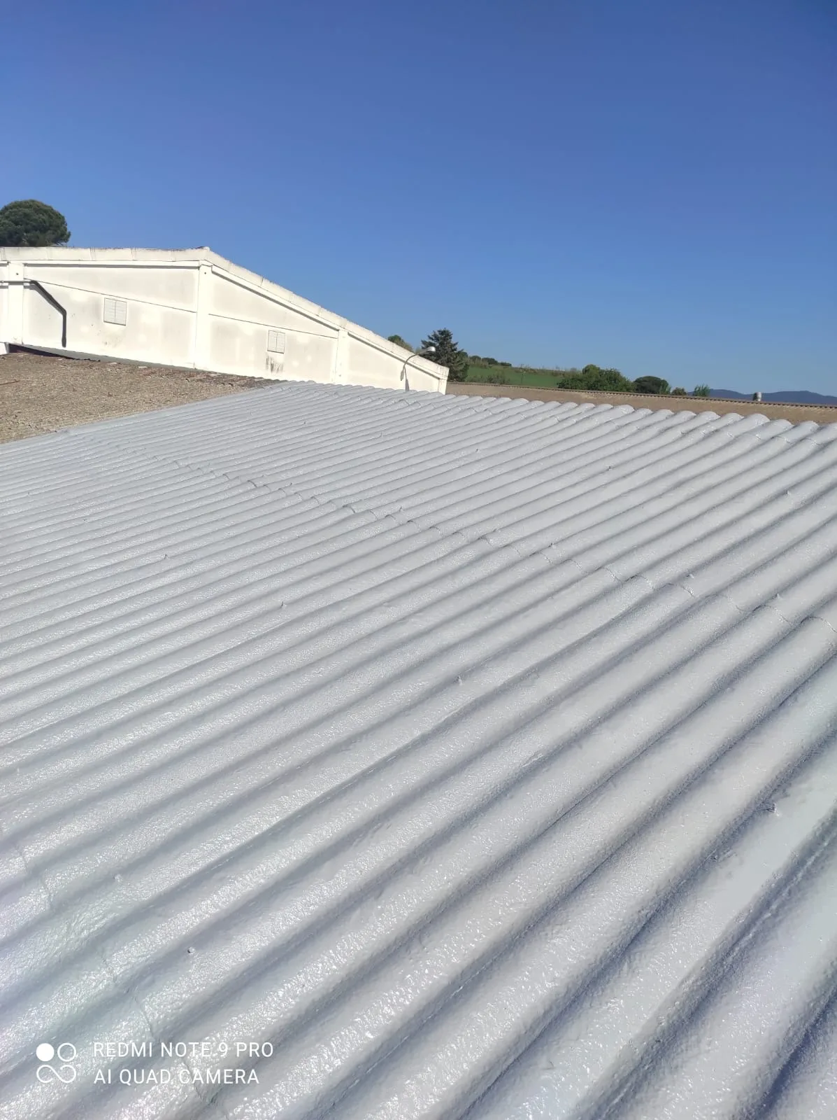Recubrimiento térmico e impermeable alifático de una cubierta de fibrocemento en Cardedeu, Barcelona — foto 1