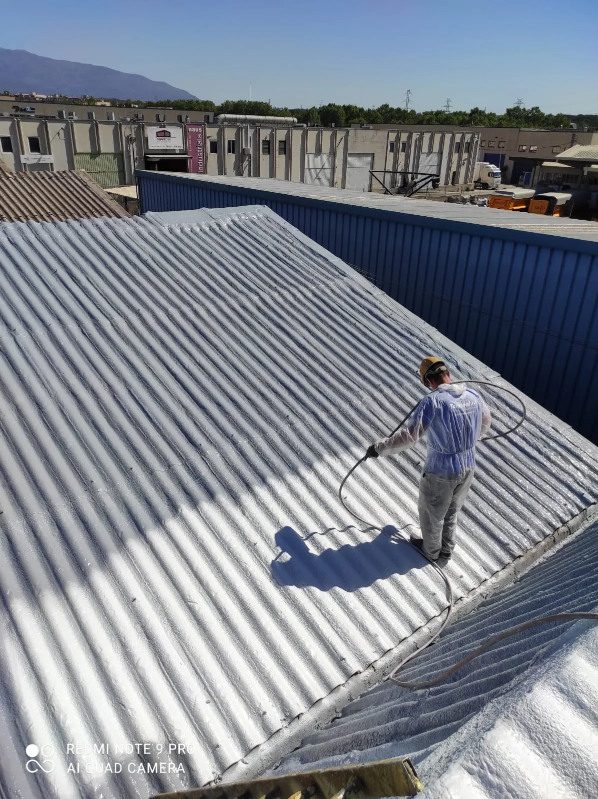 Recubrimiento térmico e impermeable alifático de una cubierta de fibrocemento en Cardedeu, Barcelona — foto 2