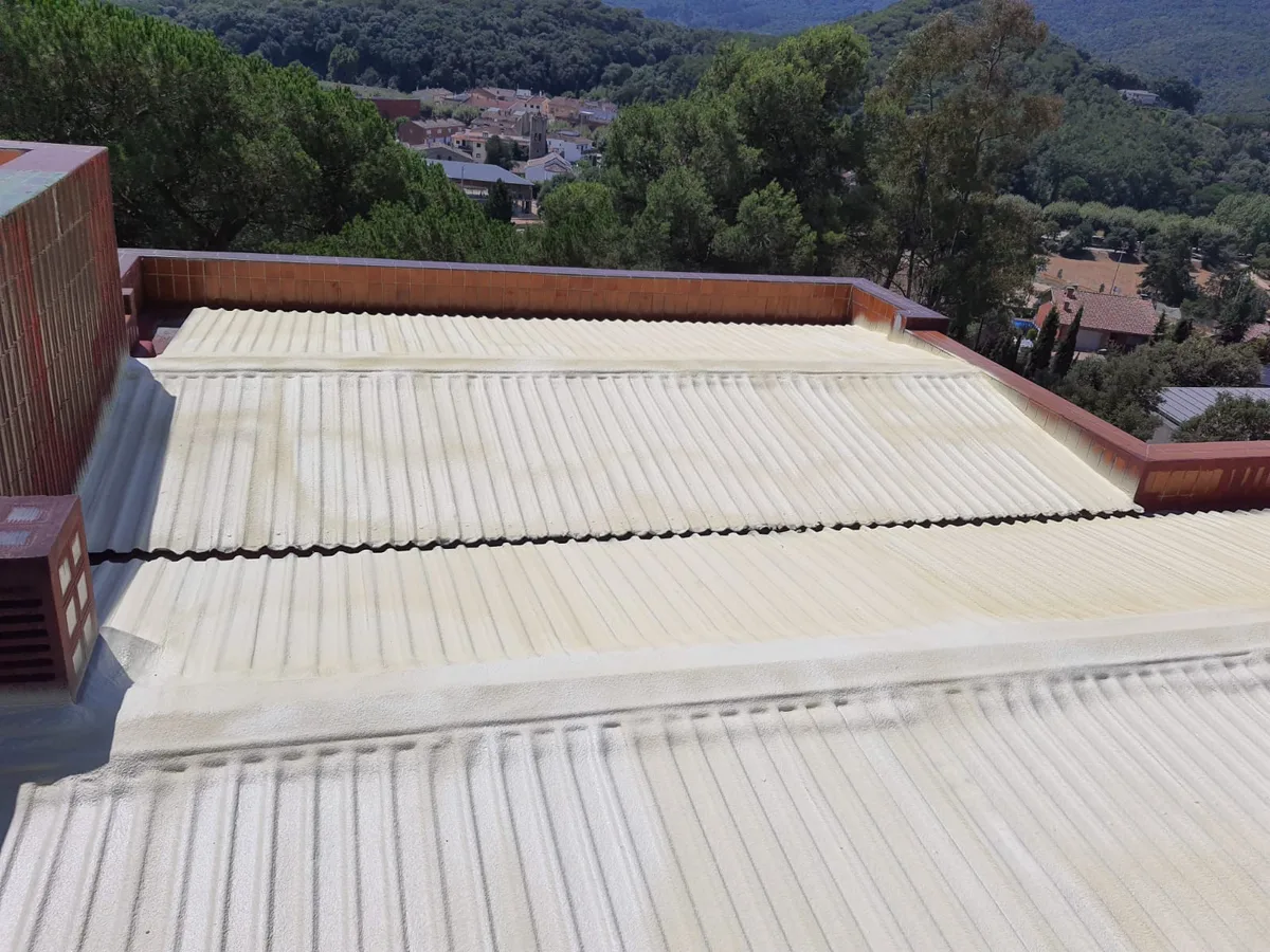 Recubrimiento térmico impermeable con poliuretano en un chalet