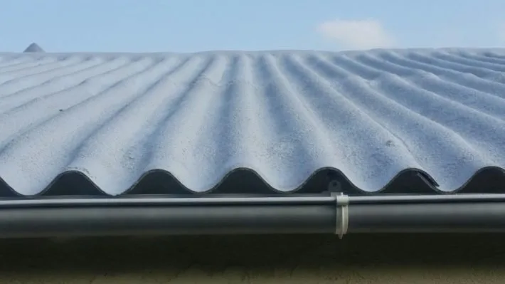 Recubrimiento térmico impermeable de una cubierta de fibro cemento
