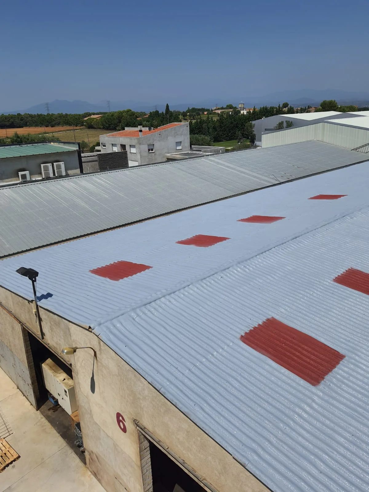 Recubrimiento térmico impermeable de una cubierta galvanizada y fibrocemento