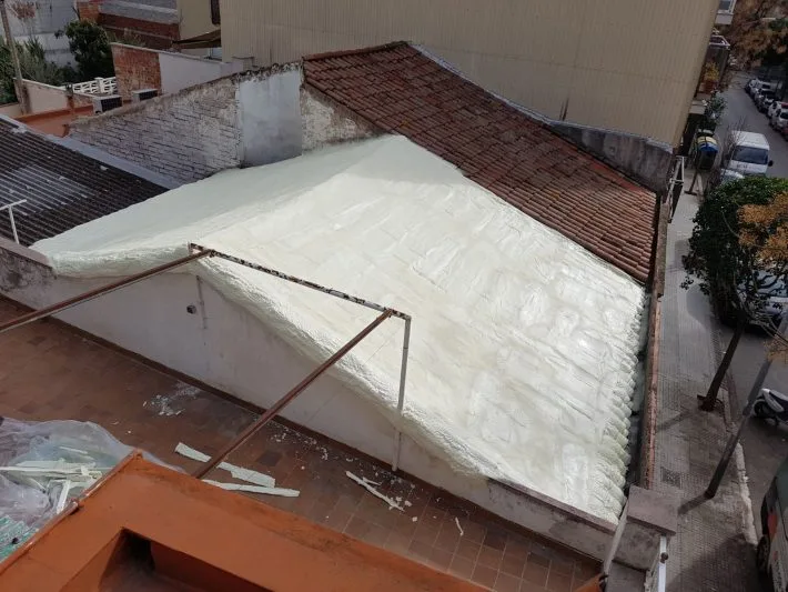 Revestimiento térmico impermeable sobre un tejado árabe antiguo — foto 2