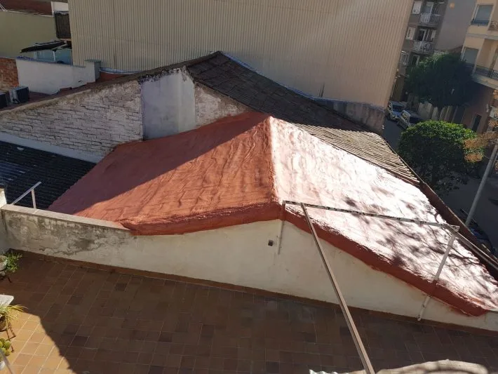 Revestimiento térmico impermeable sobre un tejado árabe antiguo