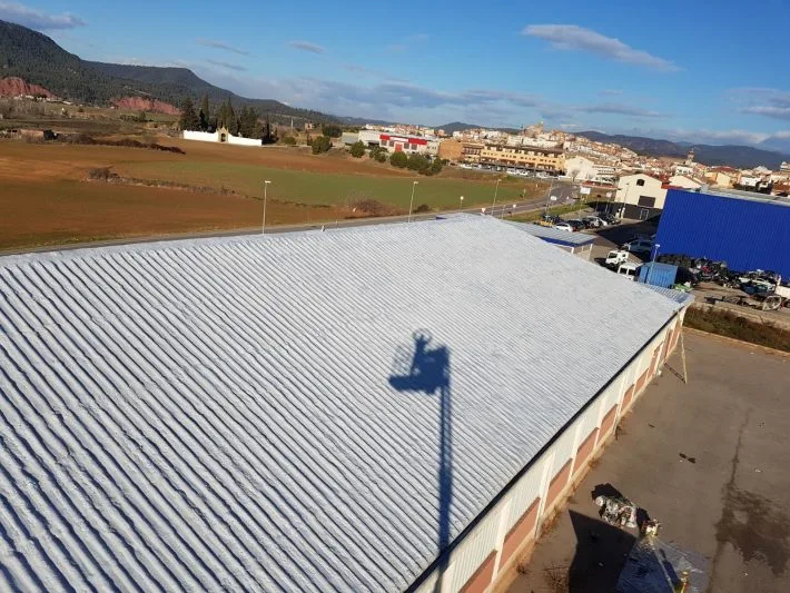 Trabajo de rehabilitación de una cubierta de fibrocemento en Manresa.